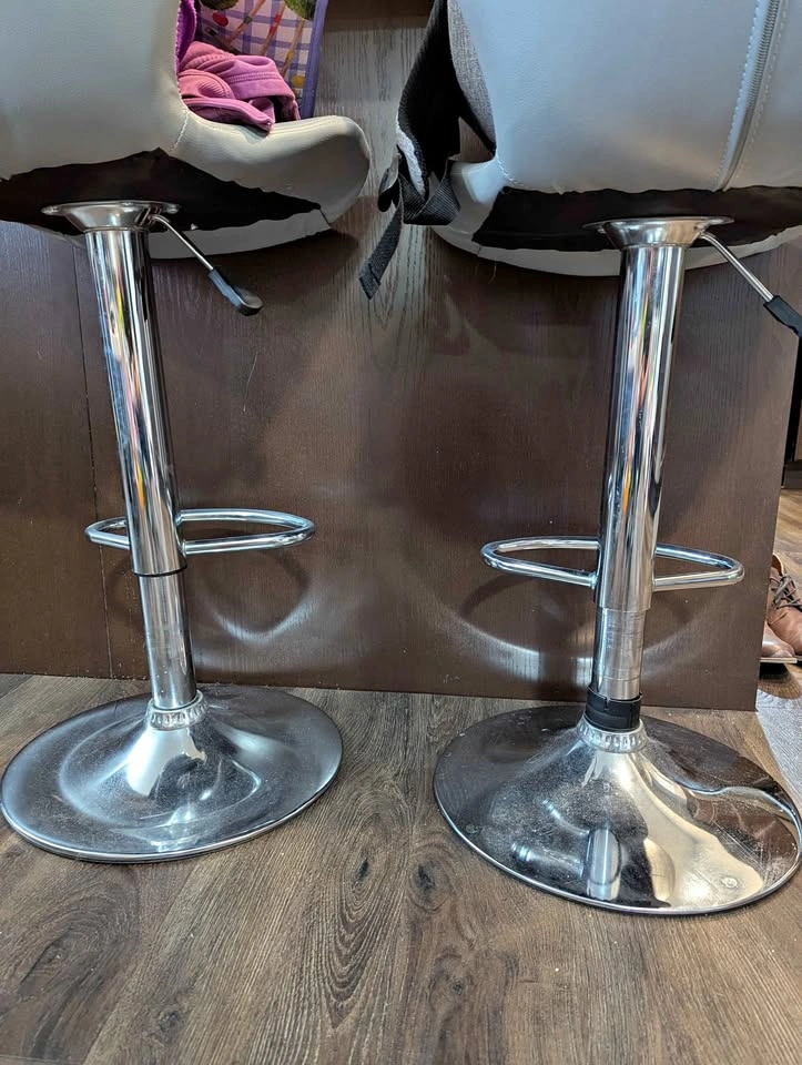 4 Counter Height Bar Stools with Backs
