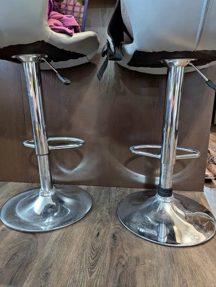 4 Counter Height Bar Stools with Backs