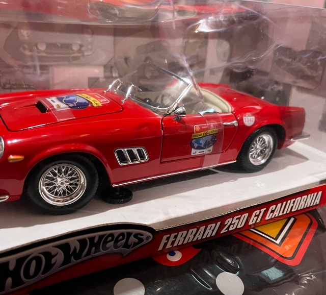 Hot Wheels Ferrari 250 GT California 1:18 Diecast 60th - photo 2