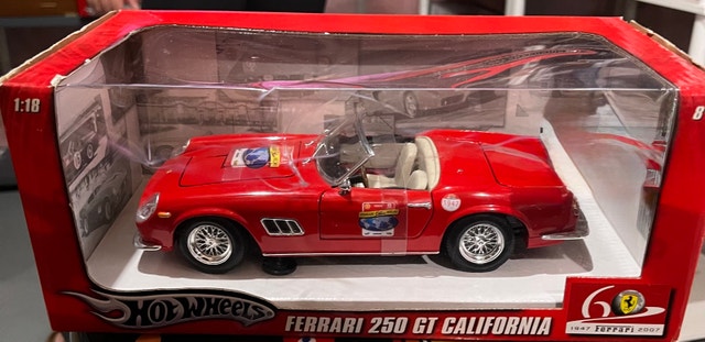 Hot Wheels Ferrari 250 GT California 1:18 Diecast 60th - photo 3