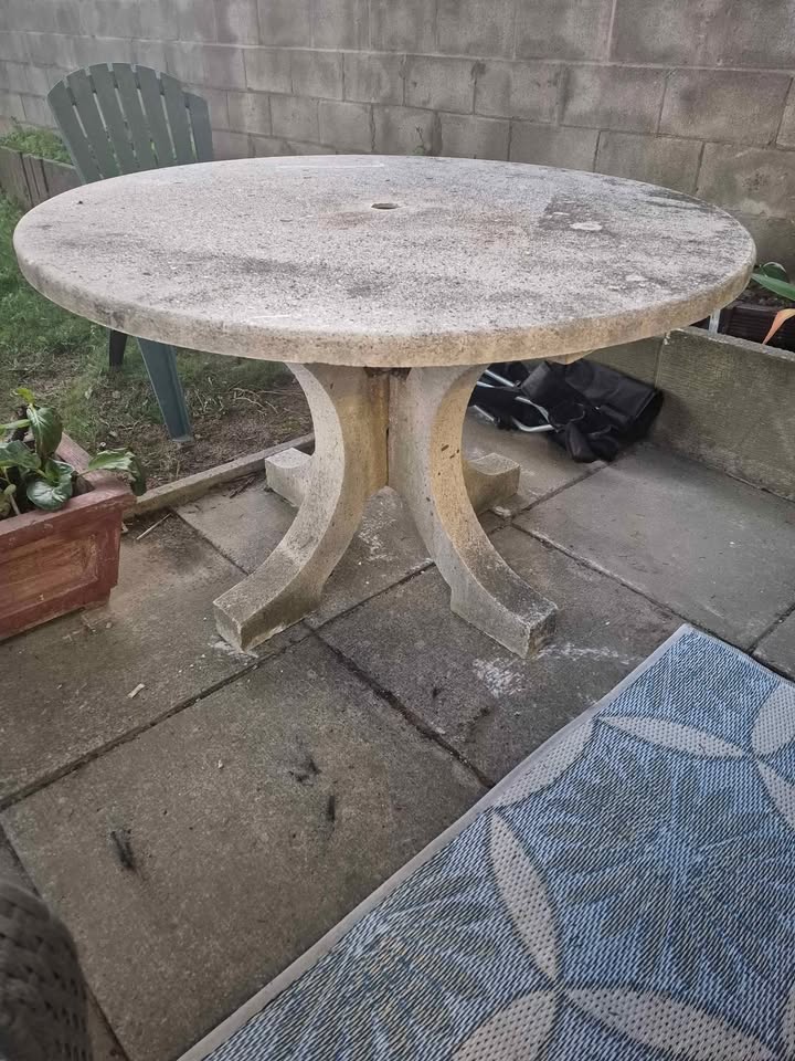 Free concrete table - photo 3