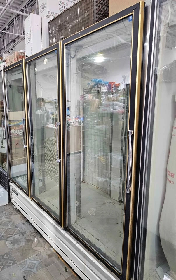 Master-bilt 3 Door Freezer - photo 2