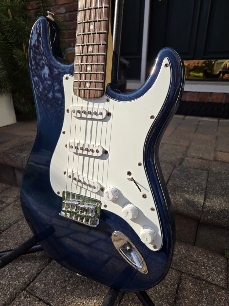 Squier Strat & Line 6 Amplifier Combo - photo 2