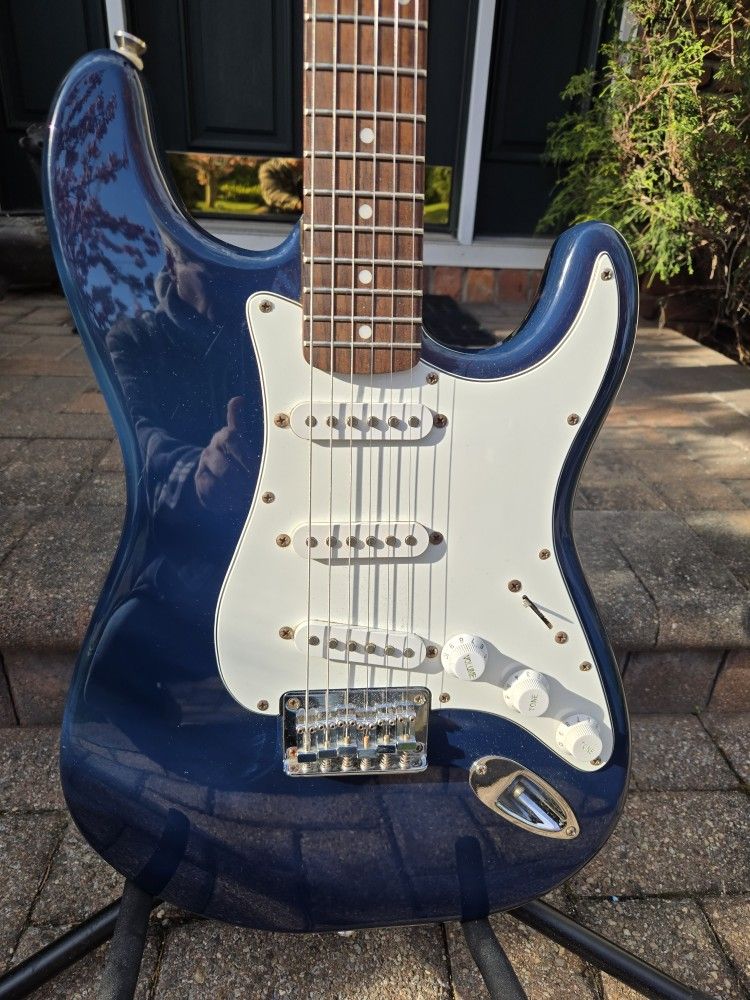 Squier Strat & Line 6 Amplifier Combo - photo 3
