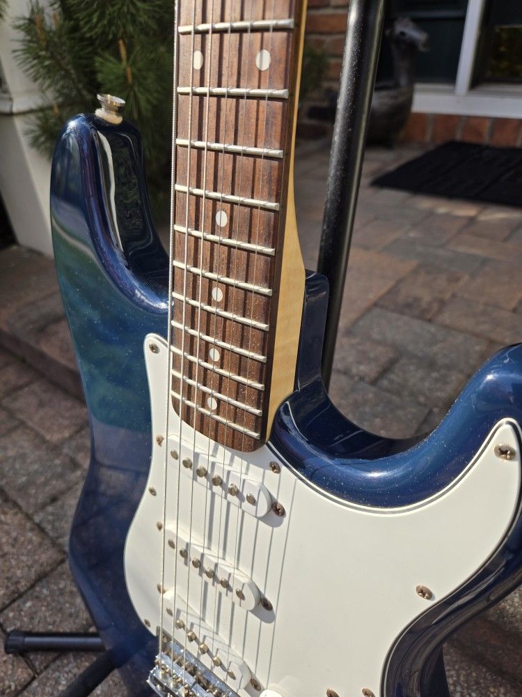 Squier Strat & Line 6 Amplifier Combo - photo 4