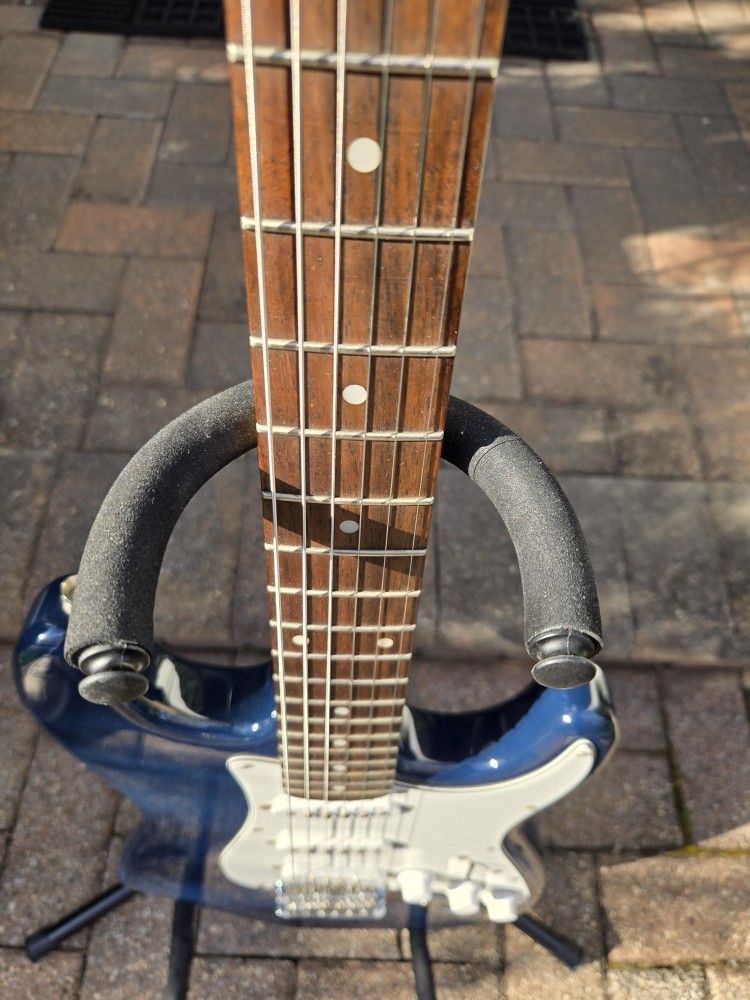 Squier Strat & Line 6 Amplifier Combo - photo 5