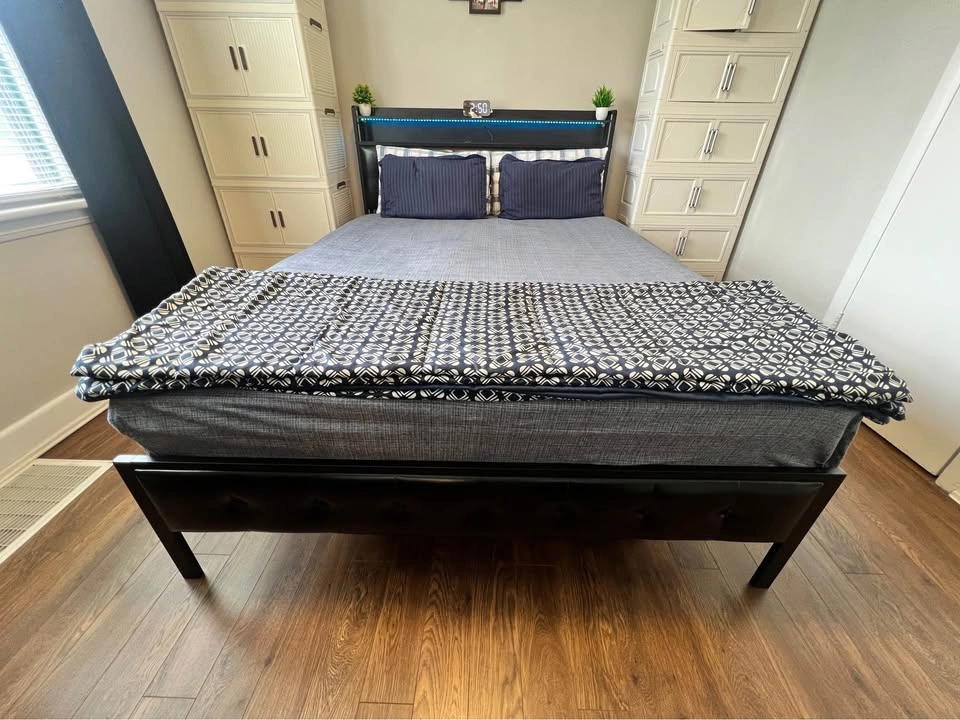 Queen bed with mattress - photo 2