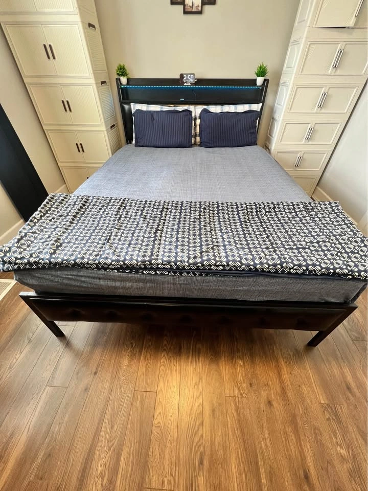 Queen bed with mattress - photo 5