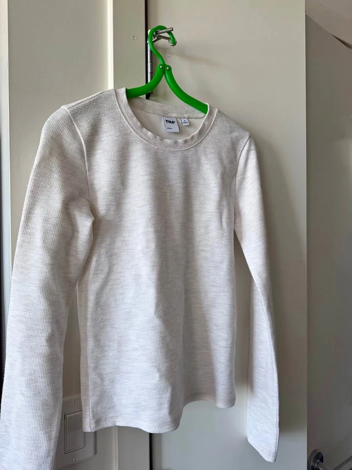 Aritzia TNA white long sleeves shirt