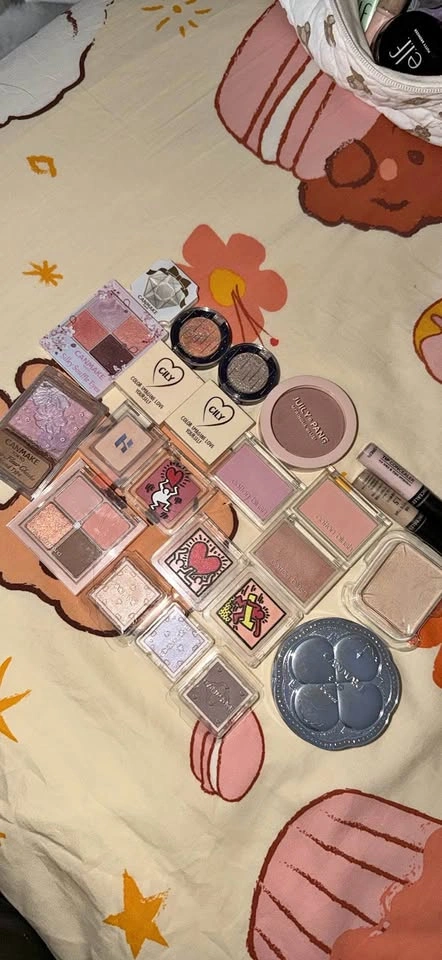 K beauty Jo beauty makeup blushes, highlighter, concealer, eyesh