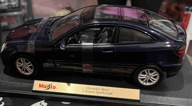 Maisto 1:18 Scale Mercedes-Benz Dicast Model Car