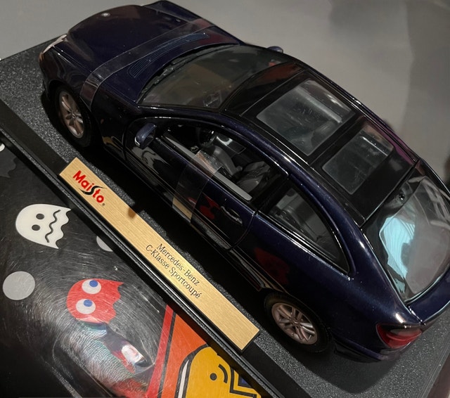Maisto 1:18 Scale Mercedes-Benz Dicast Model Car - photo 2
