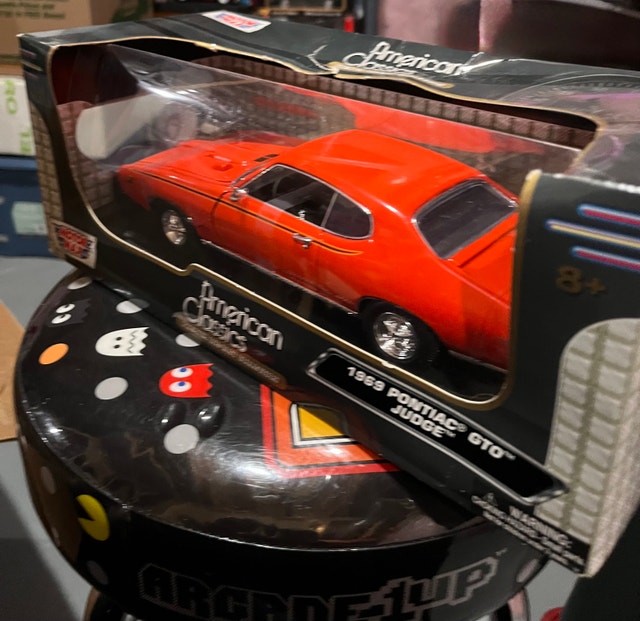 MotorMax 1969 Pontiac GTO Judge Diecast Car - photo 2