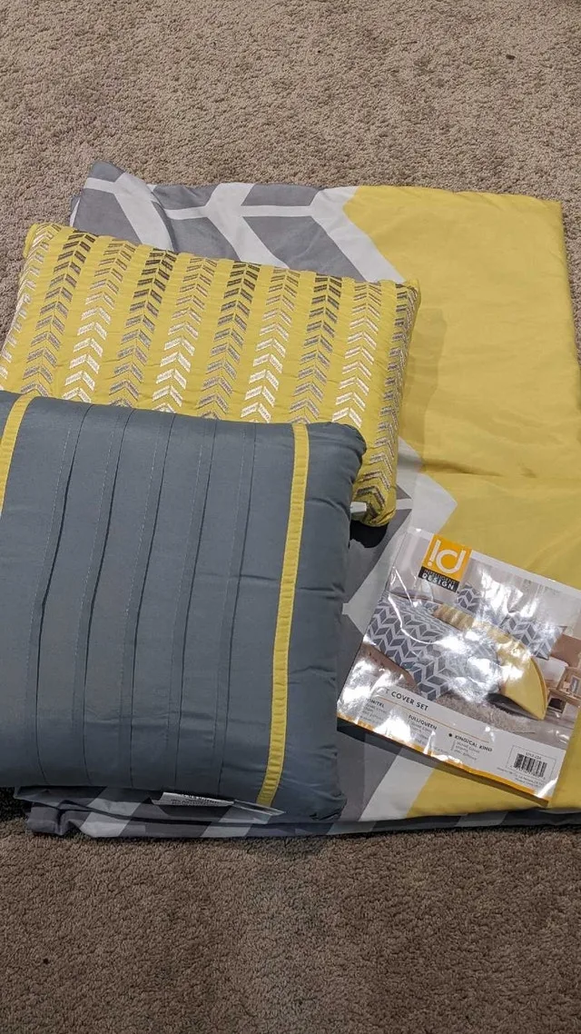 King Size Bedding Set - Like New! - photo 2