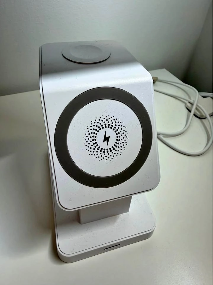 Wireless magnetic charging station