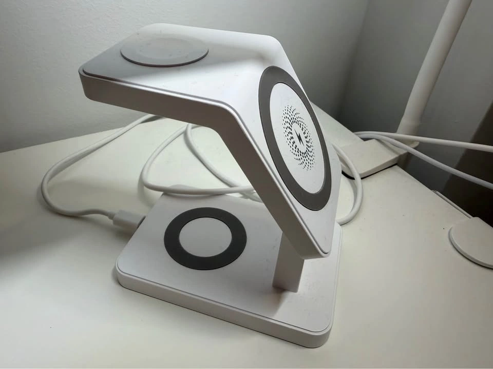 Wireless magnetic charging station - photo 2