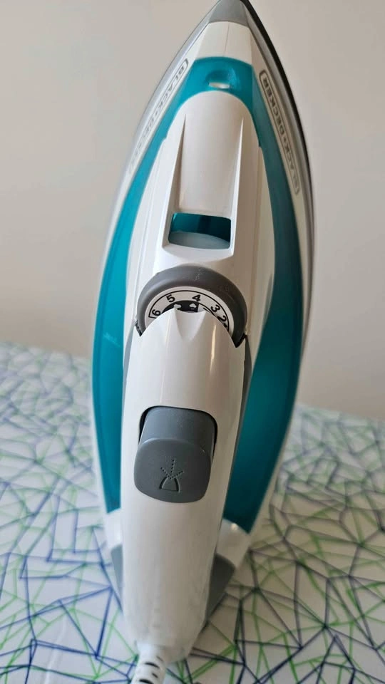 Steam Iron + Adjustable Ironing Board - photo 2