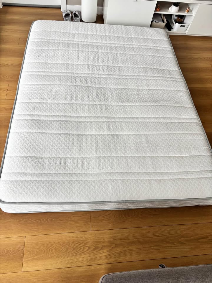 Zinus Queen Mattress - 8 Inch Foam and Spring Hybrid Mattress