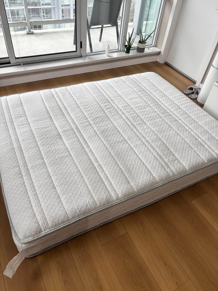 Zinus Queen Mattress - 8 Inch Foam and Spring Hybrid Mattress - photo 2