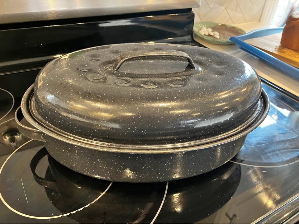 Roasting pan with lid