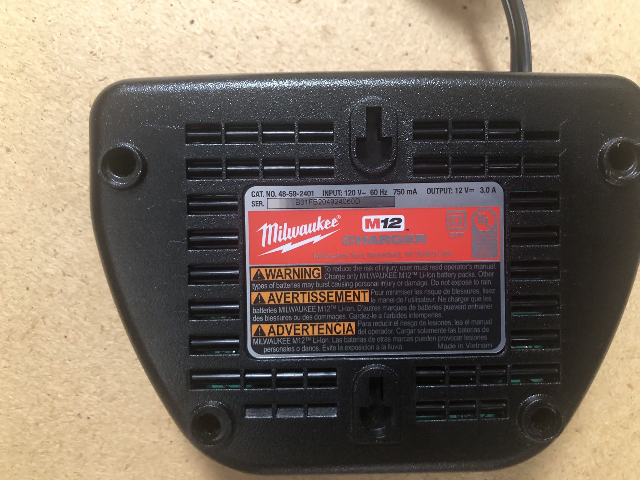 Milwaukee M12 Battery Charger - photo 2