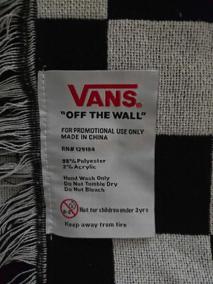 VANS "OFF THE WALL" COLLECTIBLE BLANKET - photo 3