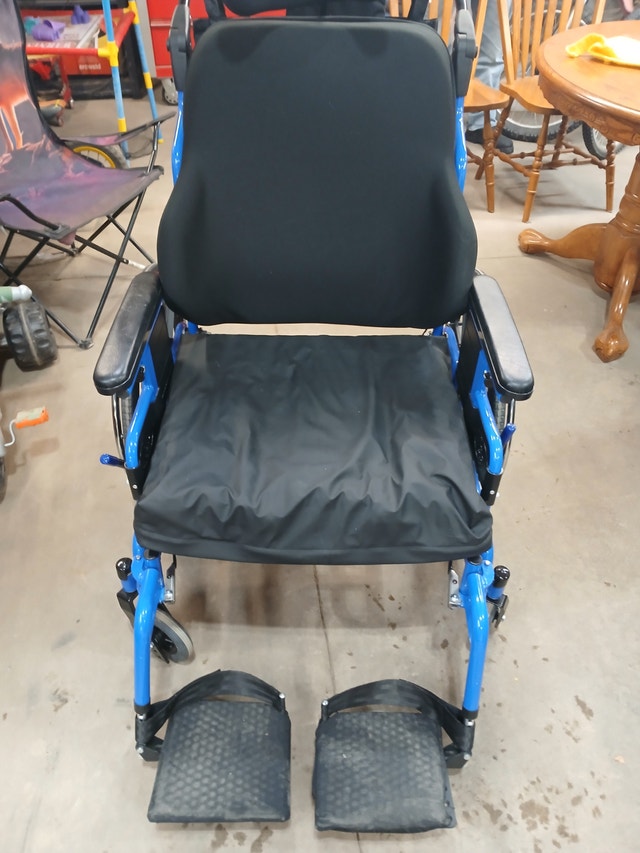 Barely used extra wide Tilt-in-Space Wheelchair - photo 3