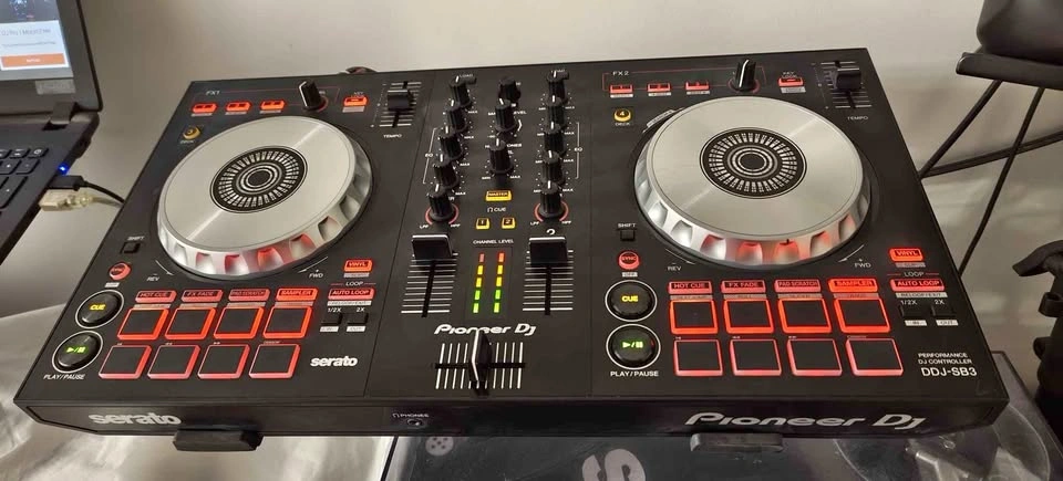Pioneer DDJ SB-3 and pair of M-Audio BX3 GRAPHITE Speaker