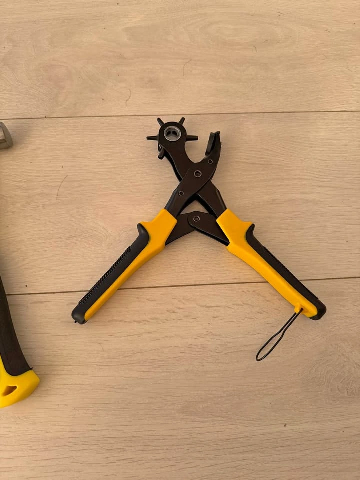 Belt leather hole puncher