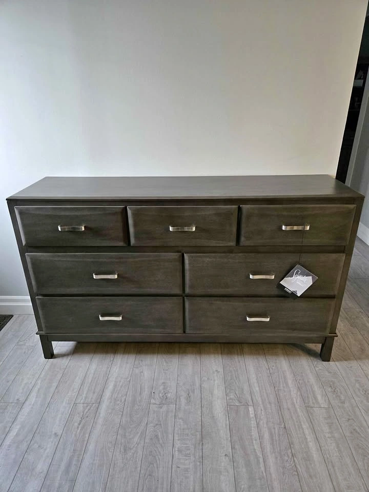 Signature Design by Ashley 7-Drawer Dresser