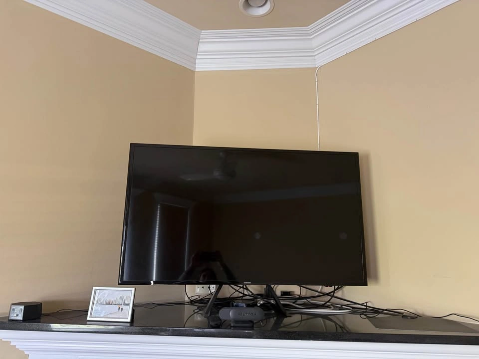 Samsung 50” Flat Screen TV w/ Remote - photo 2