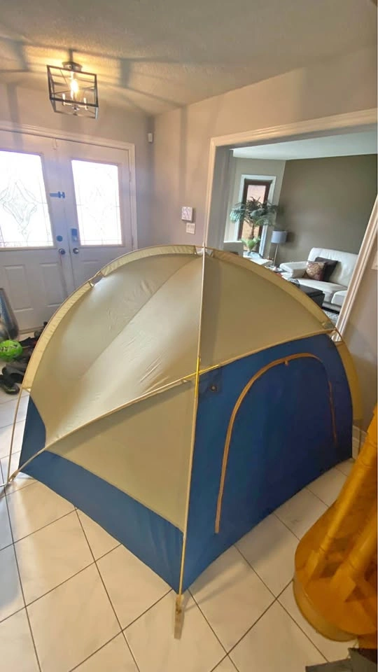 Tent Approx 8’x8’ hexagonal base - 30$ OBO