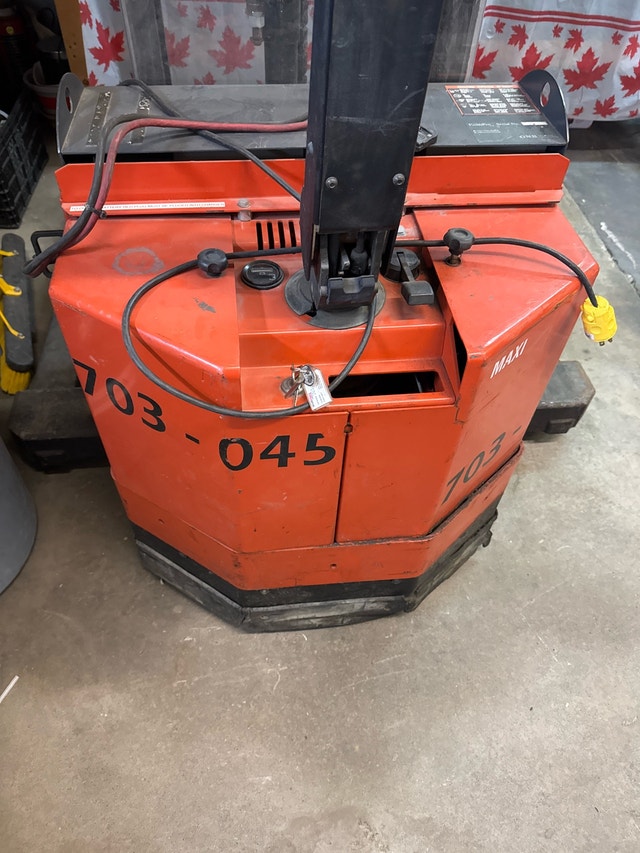BT PalletPro M90004S24CHPA Pallet Jack - 2001