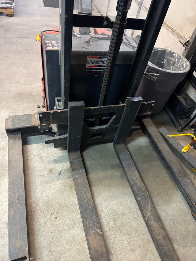 BT PalletPro M90004S24CHPA Pallet Jack - 2001 - photo 4