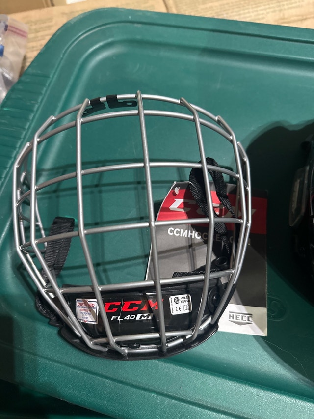 CCM FL40M Hockey Cage - Medium