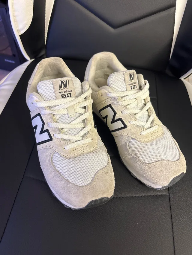 New Balance 574 White retro Size 6Y thumbnail