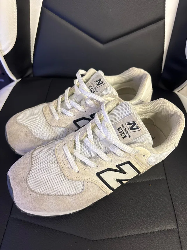 New Balance 574 White retro Size 6Y image indicator(3)