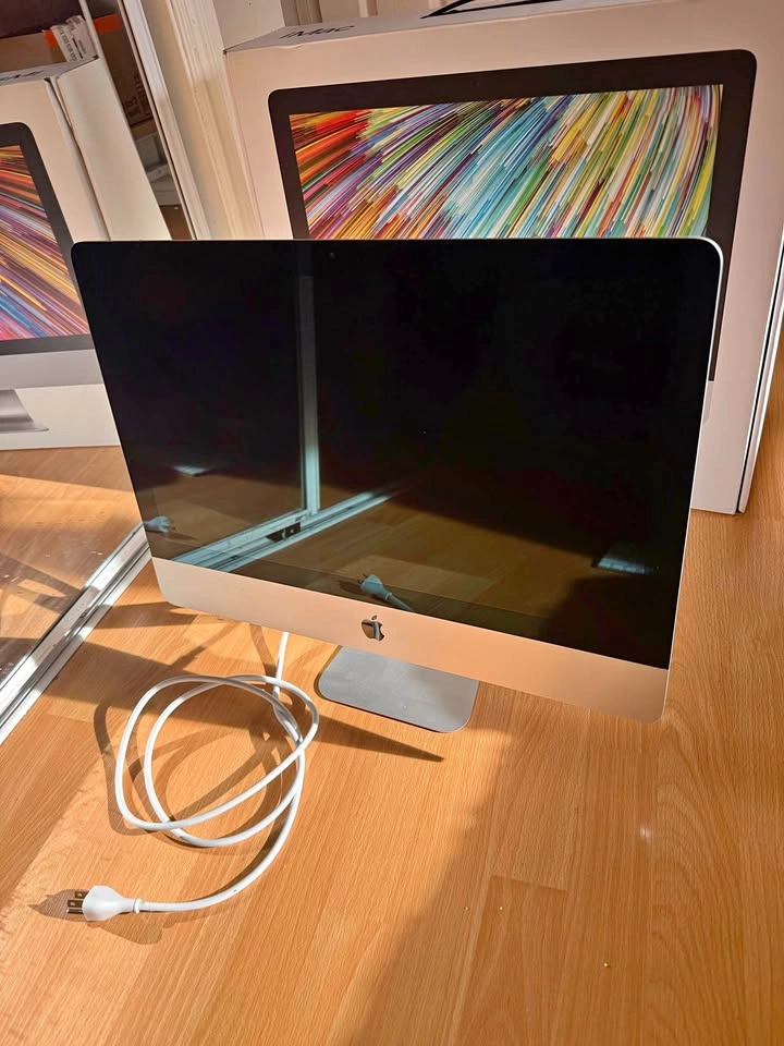 2019 Apple iMac 21.5" 4K Retina• Great Condition • $450 OBO