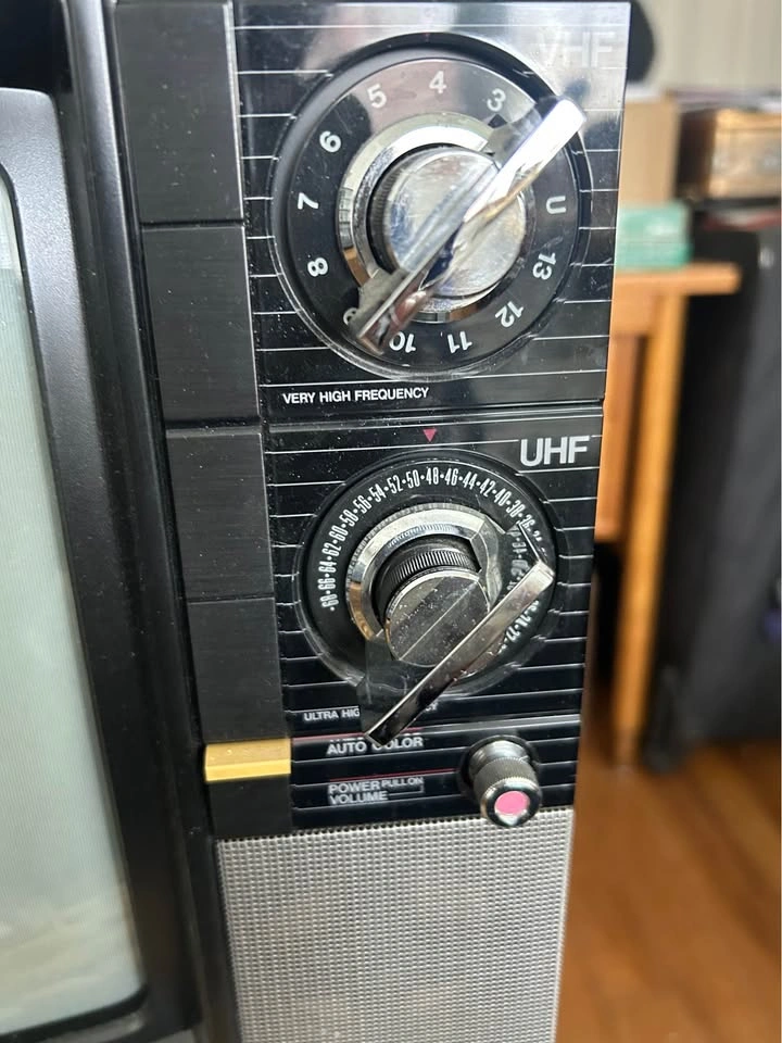 Vintage Emerson CRT TV - 1970s/80s Analog TV - photo 2