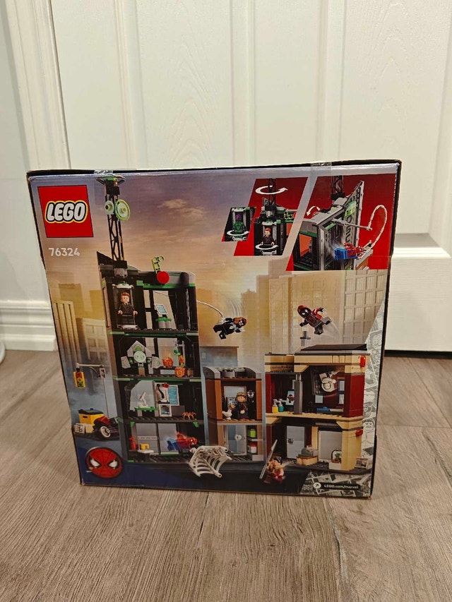 BNIB LEGO Marvel 76324 Spider Man vs. Oscorp Building - photo 2