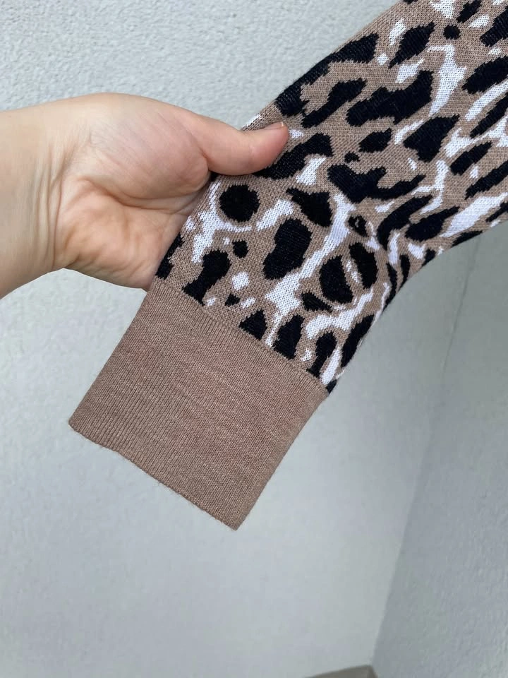 NWT Banana Republic Leopard Print Merino Wool Sweater V-Neck, Si - photo 3