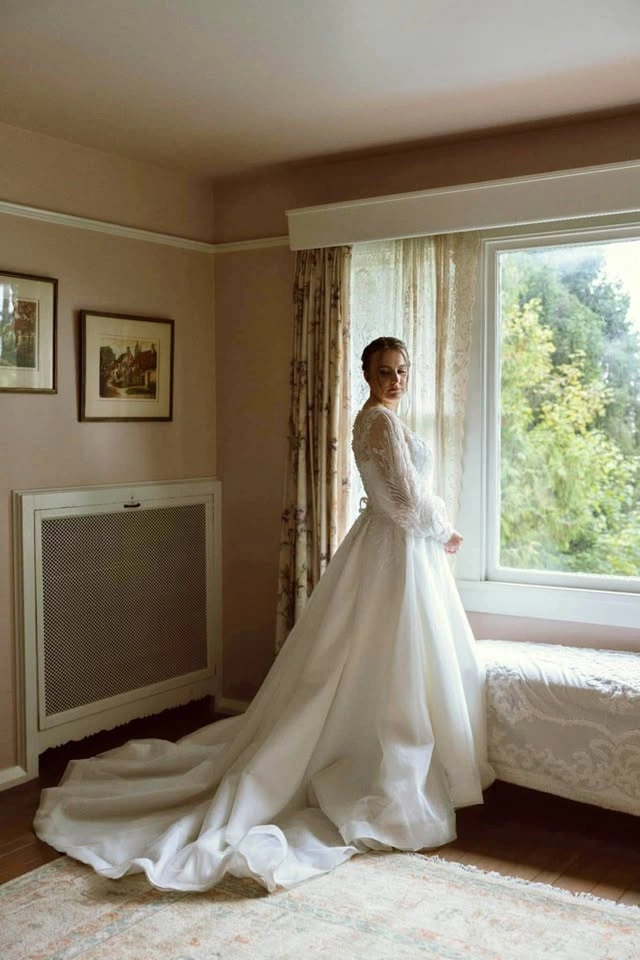 Gorgeous Beaded Wedding Dress Fits Street Size 10-12 Includes Ve