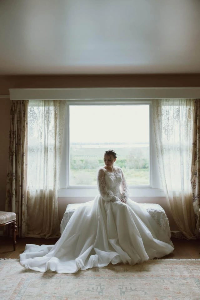 Gorgeous Beaded Wedding Dress Fits Street Size 10-12 Includes Ve - photo 2