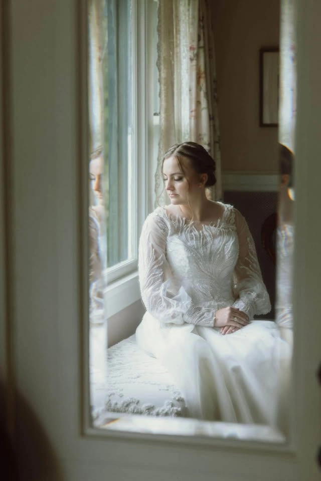 Gorgeous Beaded Wedding Dress Fits Street Size 10-12 Includes Ve - photo 3