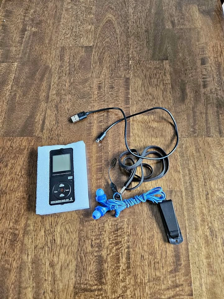 [FLASH SALE] Premium Digital AM/FM Pocket Radio – Complete Kit (
