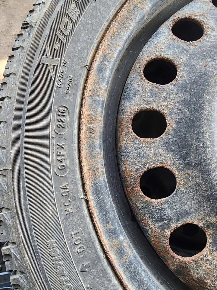 Michelin X-Ice Winter Tires with Rims 225/50R17 - photo 2
