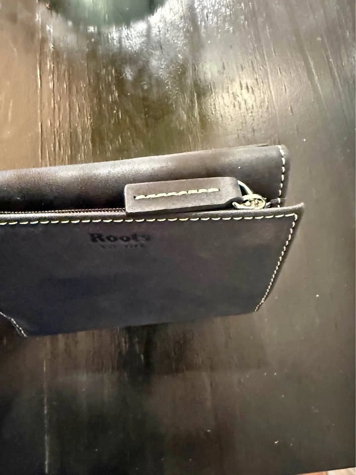 Roots Riverdale black leather wallet