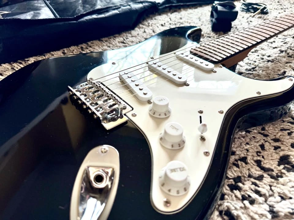 Electric Guitar + Amp + Case + Cord + Strap - Like New - photo 2