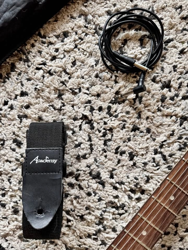 Electric Guitar + Amp + Case + Cord + Strap - Like New - photo 5