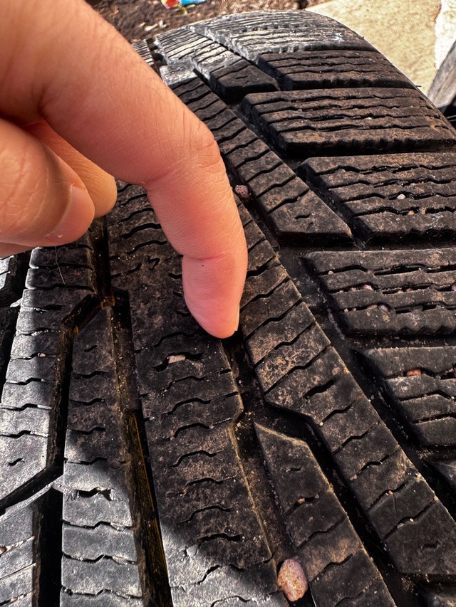 Three 225/40R18 92H Winter Tires - photo 2